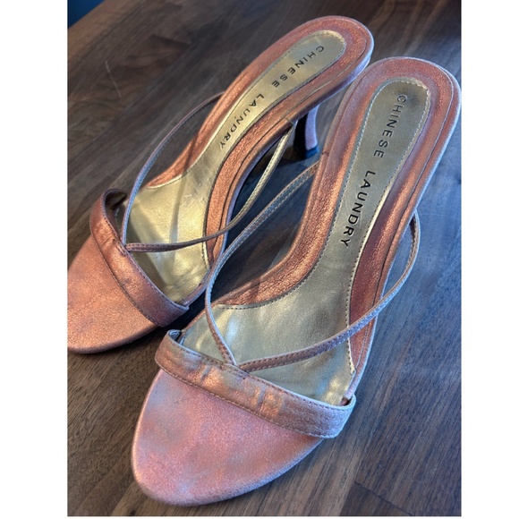 CHINESE LAUNDRY | Distressed Leather Metallic Pink Kitten Heel Sandals - Picture 4 of 9
